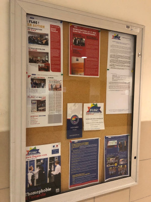 Panneaux d'affichage dans les services de police